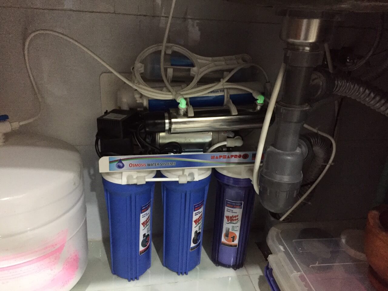 máy lọc nước đặt dưới gầm tủ